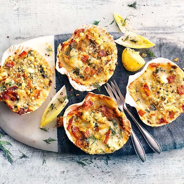 4 Scallop Shells With Gorgonzola, Spinach And Bacon